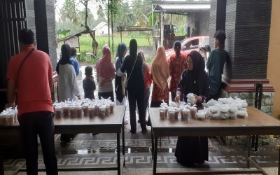 Semarakkan Bulan Ramadhan 1446 H, DWP SMKN 3 Selong Bersama OSIS Berbagi Takjil