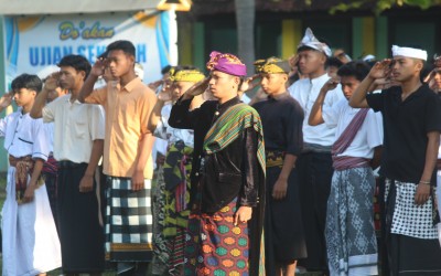 Upacara Peringatan Hari Pendidikan Nasional 2025 di SMKN 3 Selong